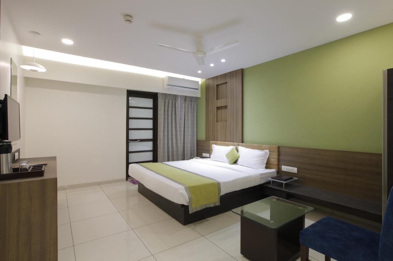 Hotel The Lotus Park Ahmedabad Ngoại thất bức ảnh