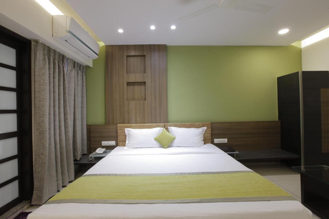 Hotel The Lotus Park Ahmedabad Ngoại thất bức ảnh