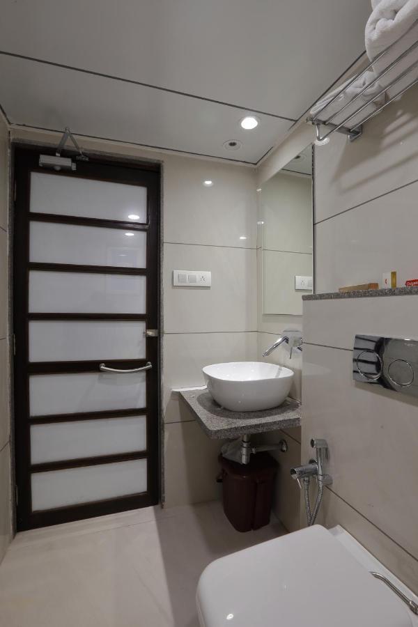 Hotel The Lotus Park Ahmedabad Ngoại thất bức ảnh